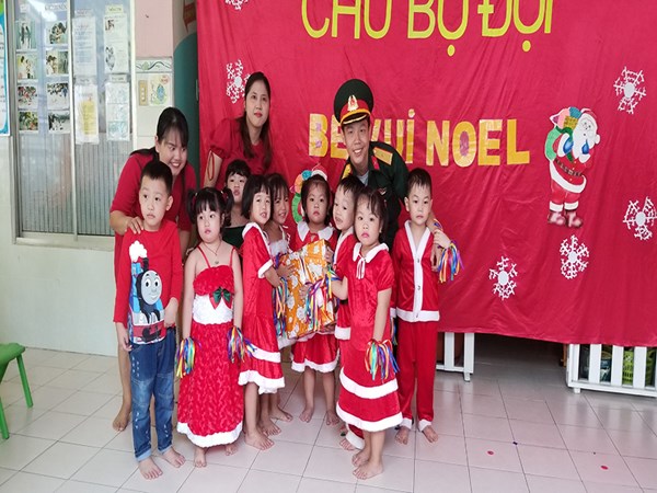 4B BÉ TẶNG QUÀ CHÚ BỘ ĐỘI.jpg